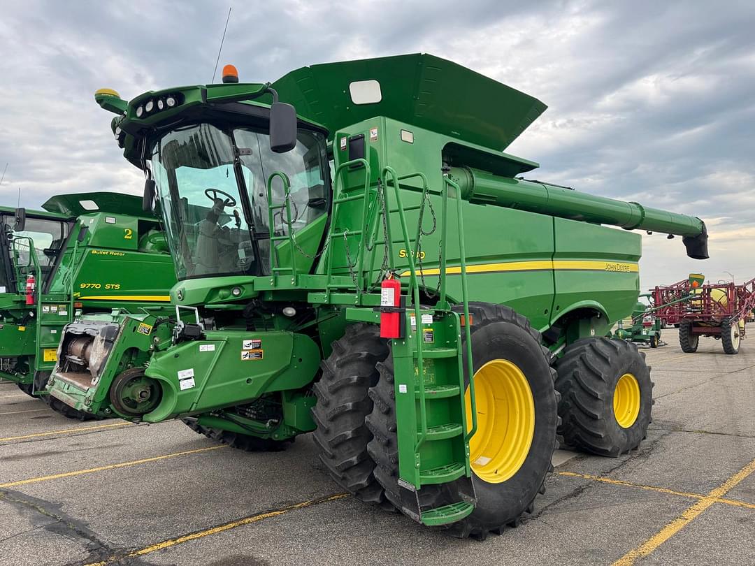 Image of John Deere S680 Image 0