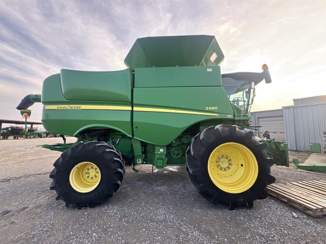 Image of John Deere S680 equipment image 4