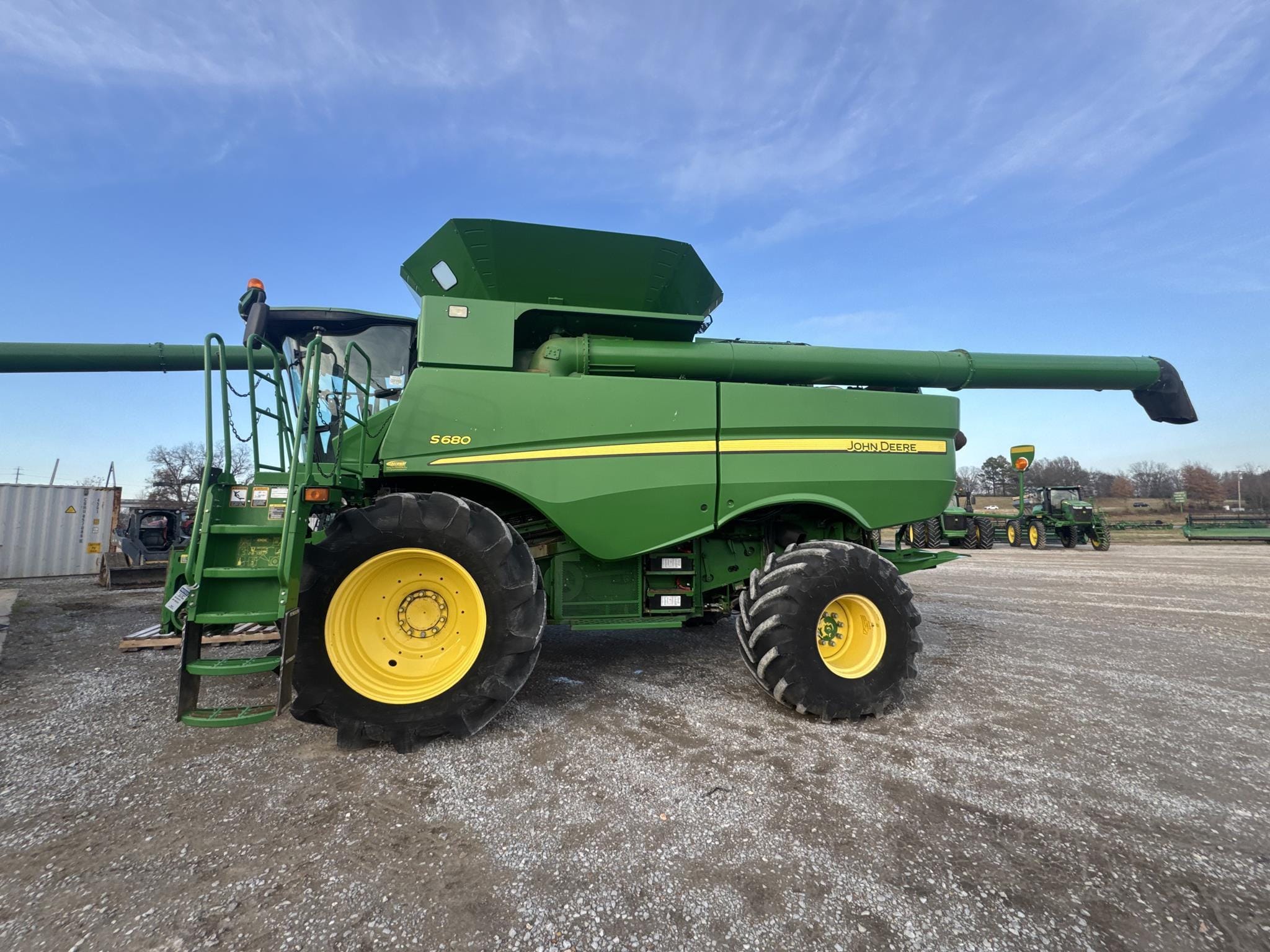 John Deere S680 Equipment Image0