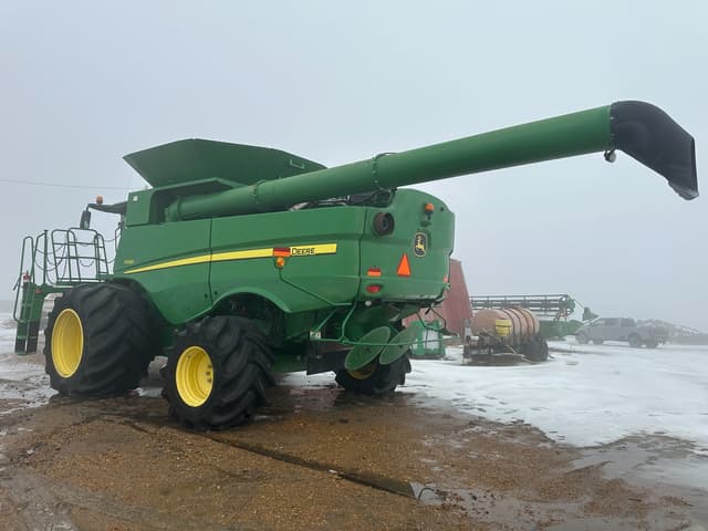 Image of John Deere S680 equipment image 1