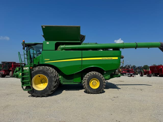 Image of John Deere S690 equipment image 4