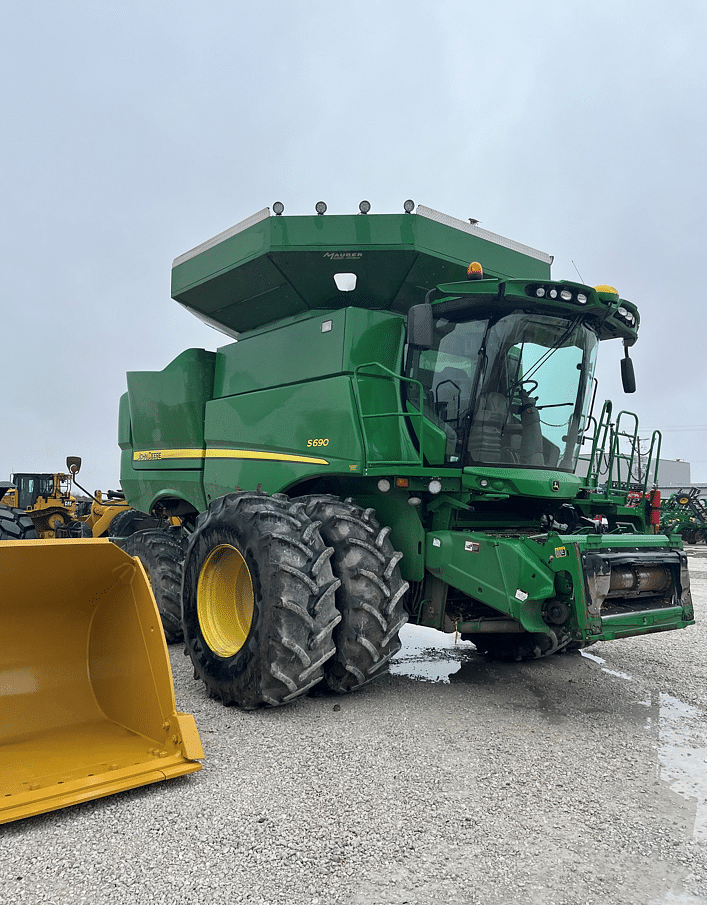 Image of John Deere S690 Primary image