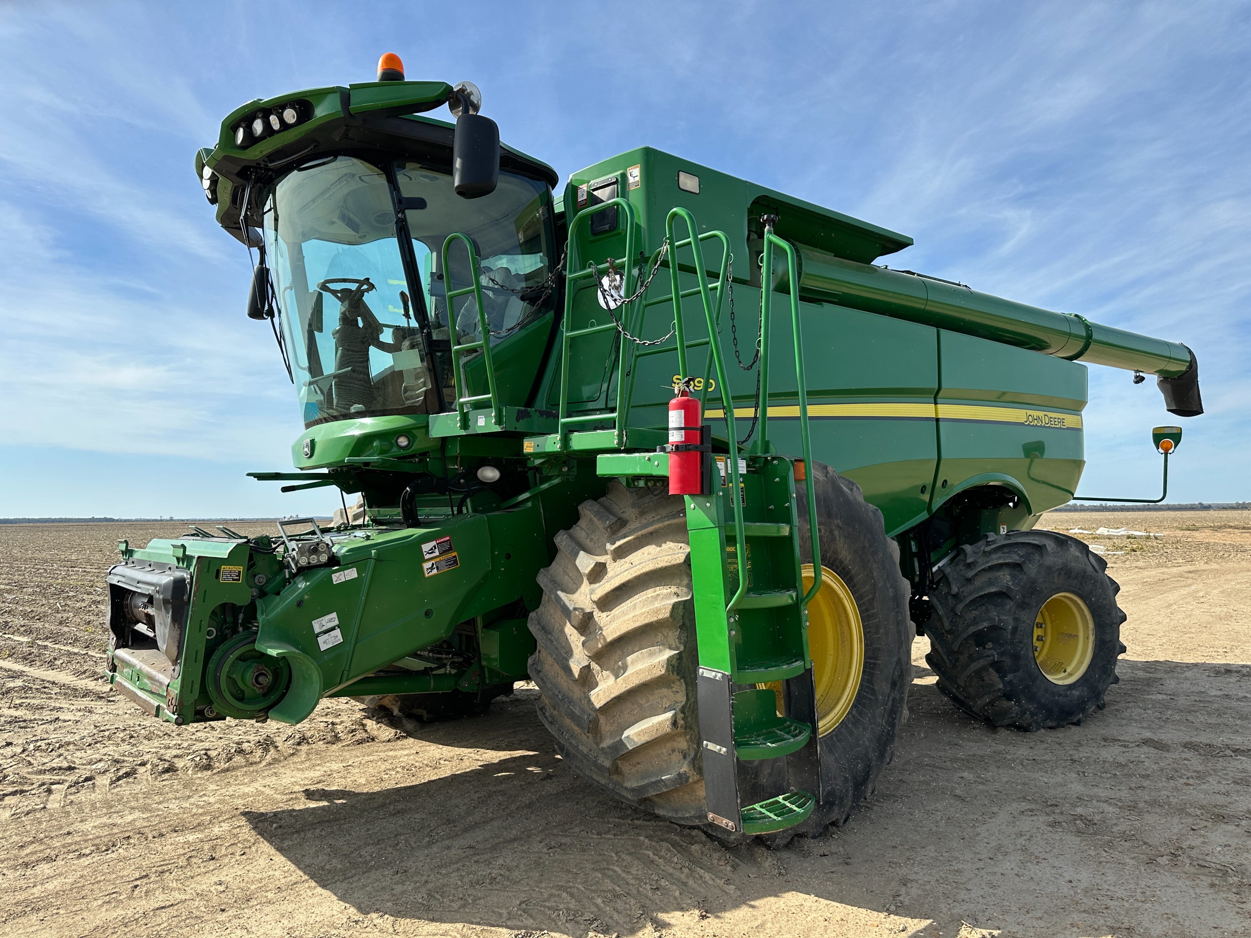 John Deere S690 Equipment Image0