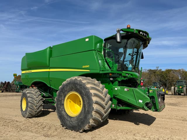 Image of John Deere S690 equipment image 1
