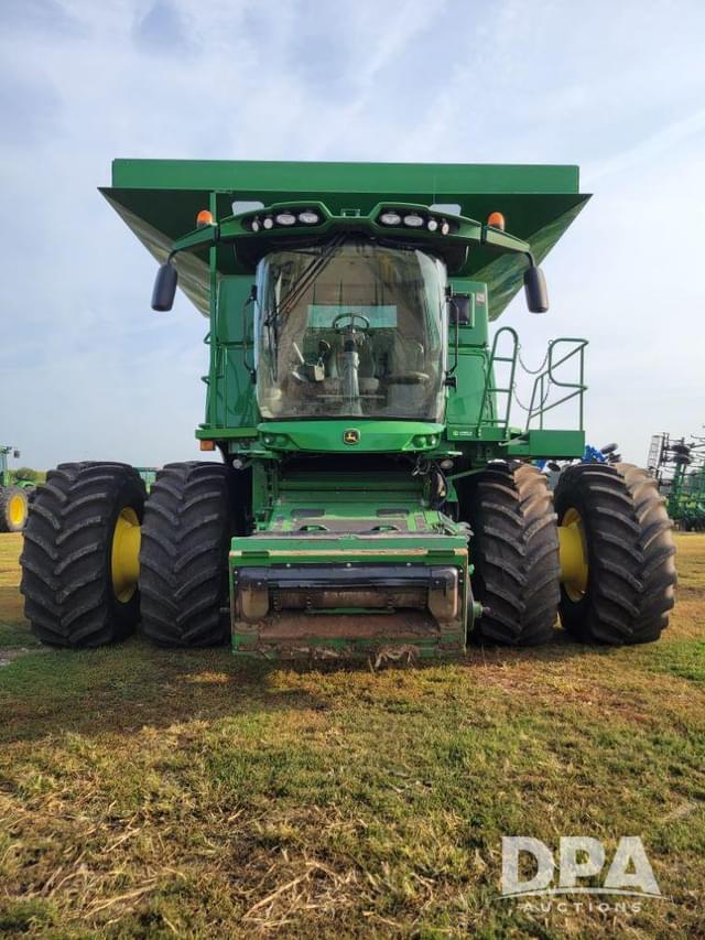 Image of John Deere S690 equipment image 1