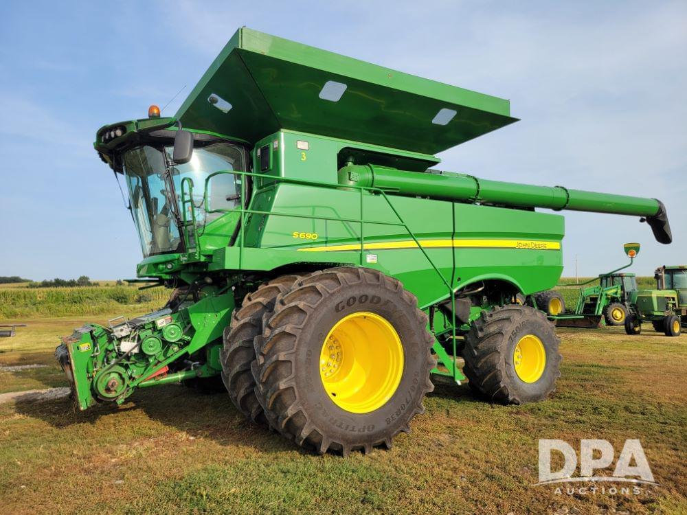 Image of John Deere S690 Primary image