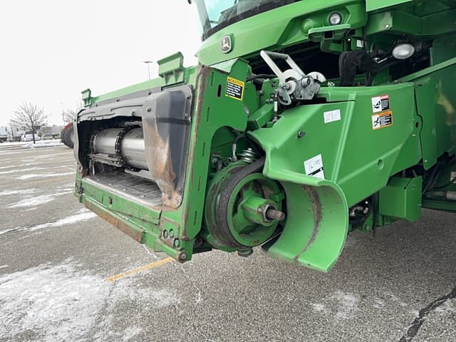 Image of John Deere S690 equipment image 1