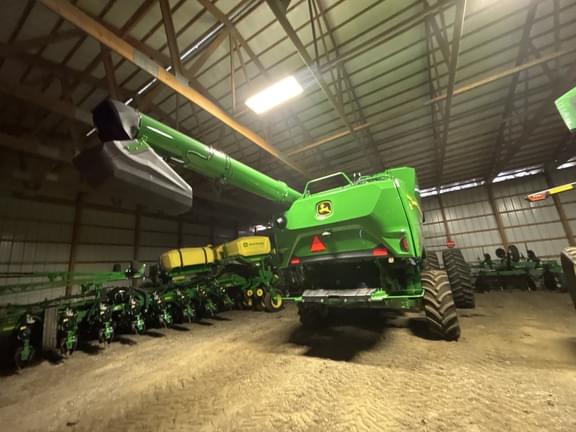 Image of John Deere S7 700 equipment image 4