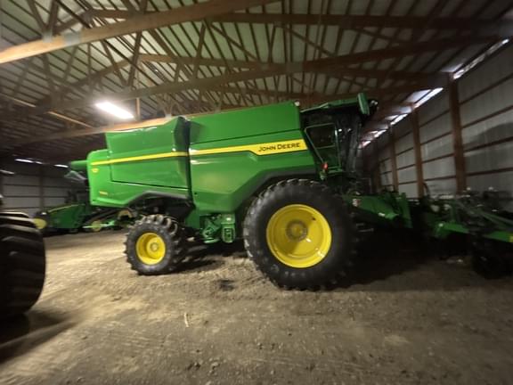 Image of John Deere S7 700 equipment image 1