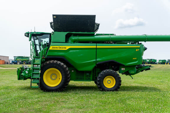 Image of John Deere S7 700 equipment image 1