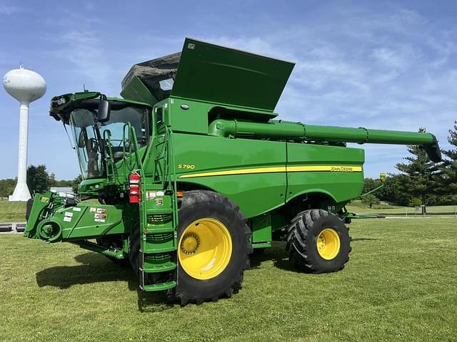 Image of John Deere S790 equipment image 1