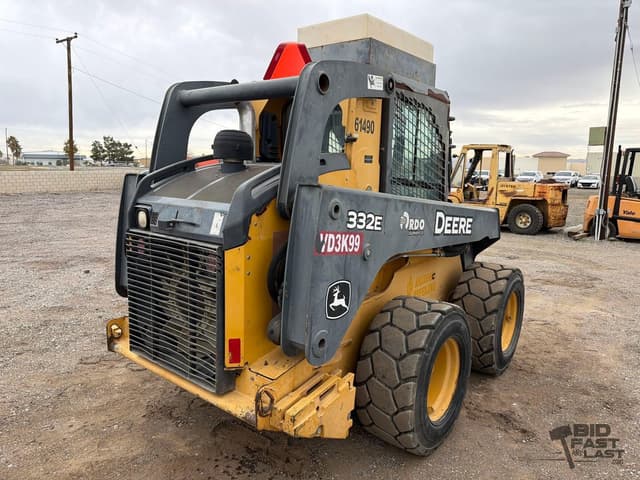 Image of John Deere 332E equipment image 4