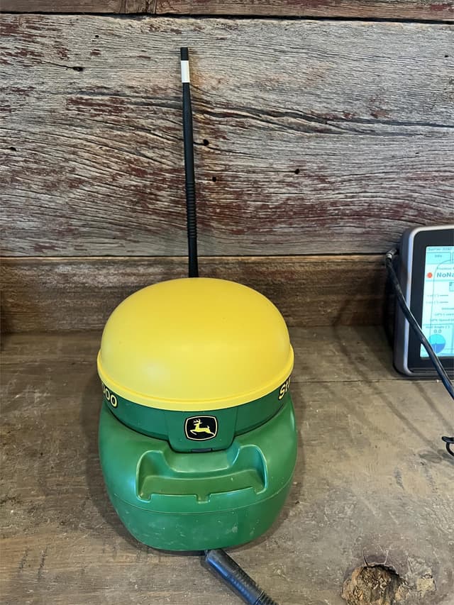 Image of John Deere StarFire 3000 equipment image 2