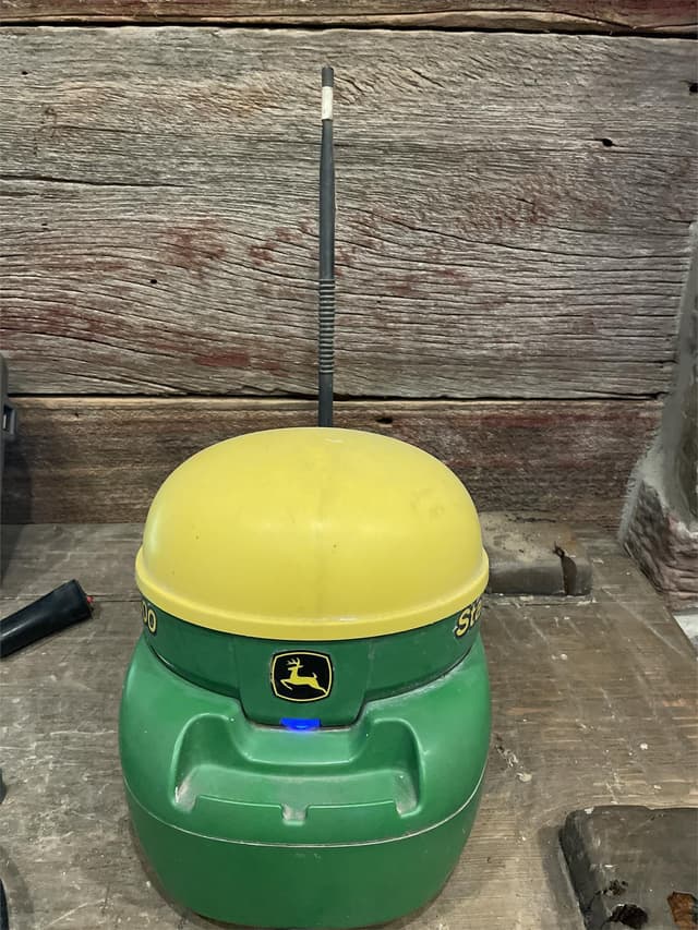 Image of John Deere StarFire 3000 equipment image 2