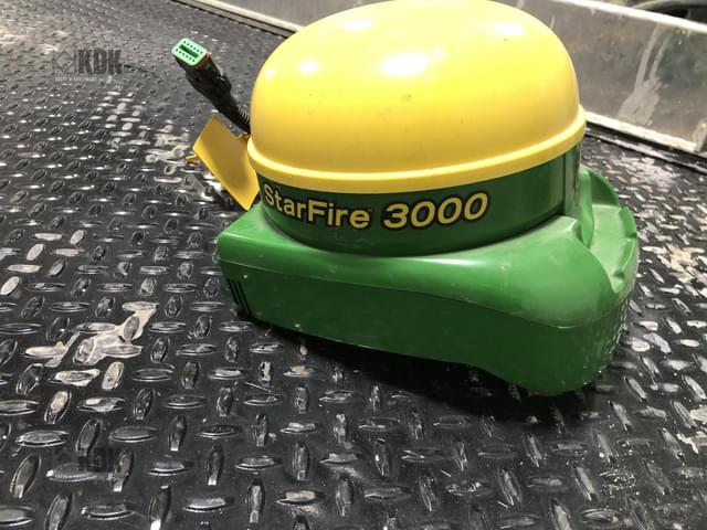 Image of John Deere StarFire 3000 equipment image 2