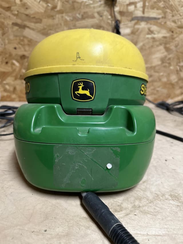 Image of John Deere StarFire 3000 equipment image 2