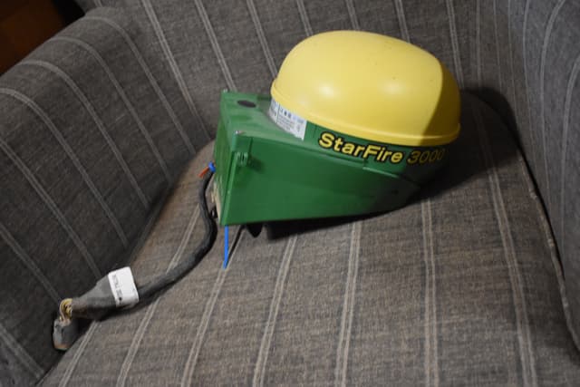 Image of John Deere StarFire 3000 equipment image 3