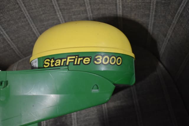 Image of John Deere StarFire 3000 equipment image 4