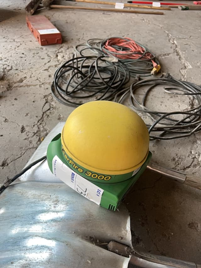 Image of John Deere StarFire 3000 equipment image 4
