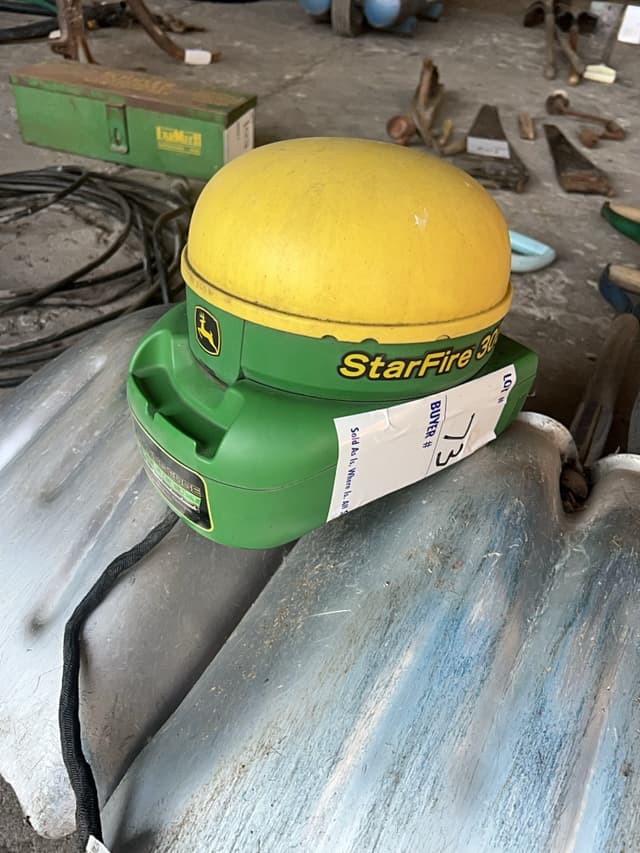 Image of John Deere StarFire 3000 equipment image 1