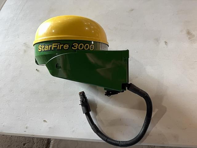 Image of John Deere StarFire 3000 equipment image 2
