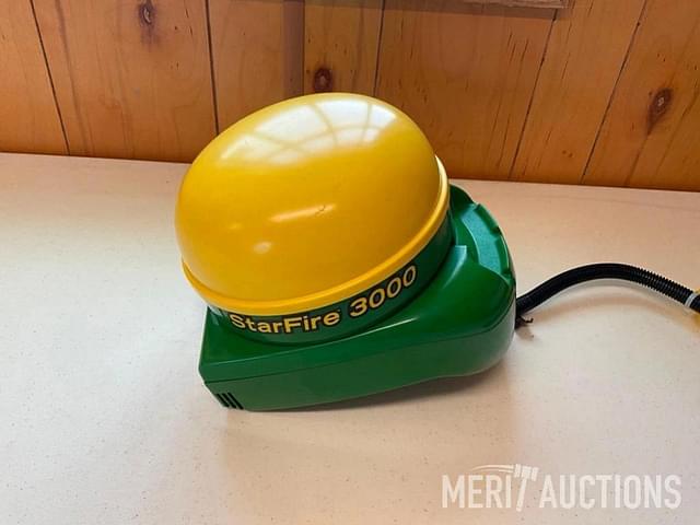 Image of John Deere StarFire 3000 equipment image 2