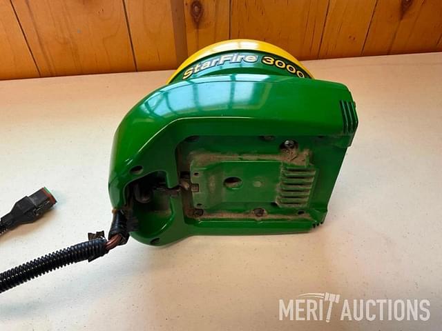 Image of John Deere StarFire 3000 equipment image 4