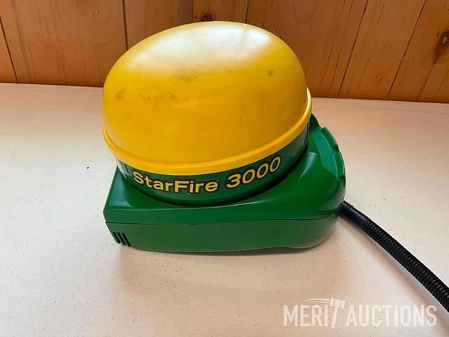 Image of John Deere StarFire 3000 equipment image 2