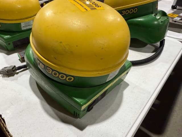 Image of John Deere StarFire 3000 equipment image 3