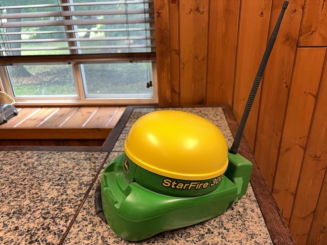Image of John Deere StarFire 3000 Image 1
