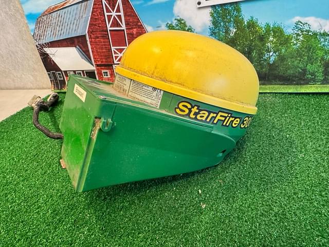 Image of John Deere StarFire 3000 equipment image 3