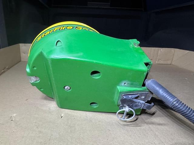 Image of John Deere StarFire 3000 equipment image 4