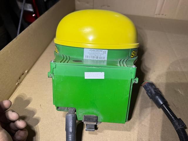 Image of John Deere StarFire 3000 equipment image 2