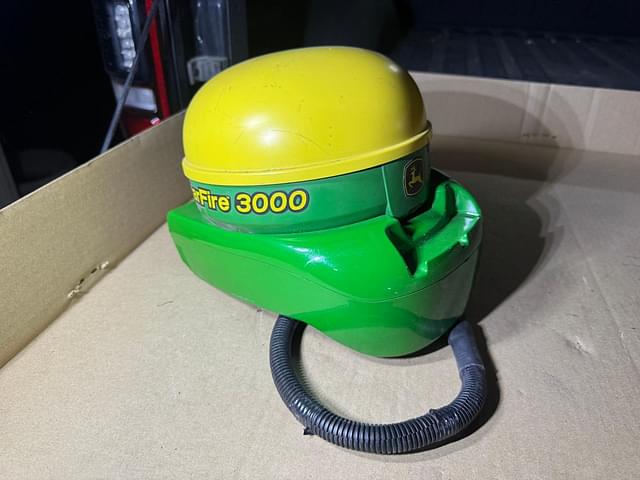 Image of John Deere StarFire 3000 equipment image 4