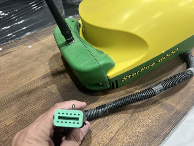 Image of John Deere StarFire 6000 equipment image 2