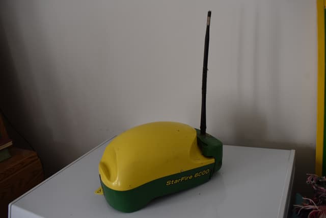 Image of John Deere StarFire 6000 equipment image 2