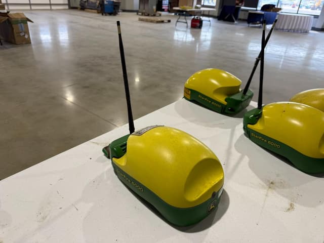 Image of John Deere StarFire 6000 equipment image 2