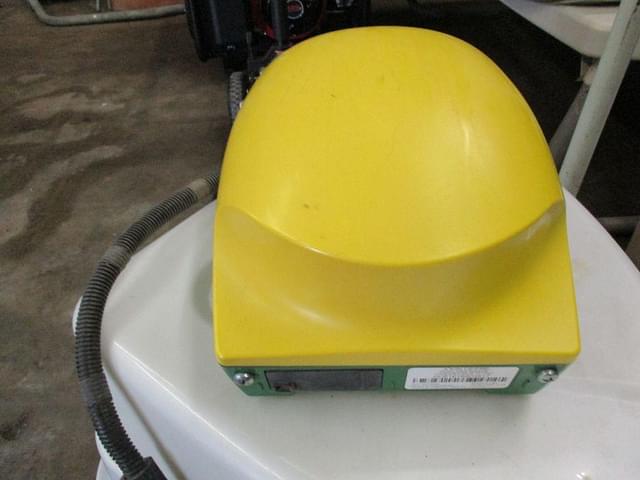 Image of John Deere StarFire 6000 equipment image 2