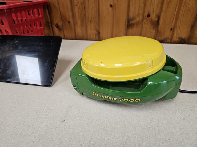 Image of John Deere StarFire 7000 equipment image 2
