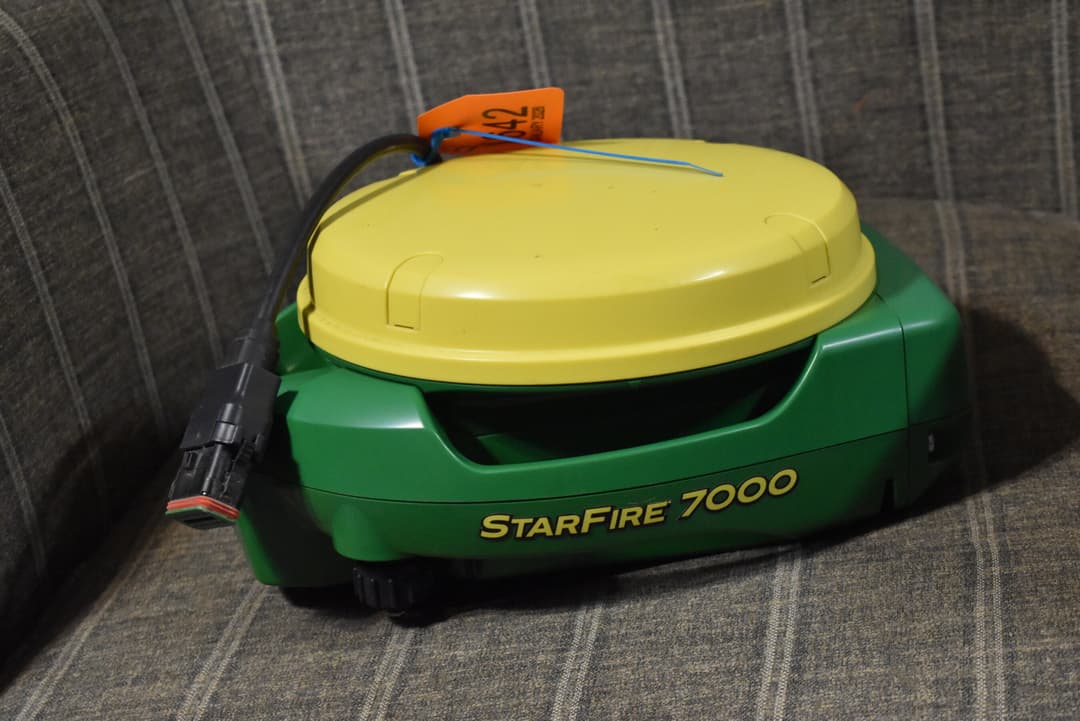 Image of John Deere StarFire 7000 Primary image