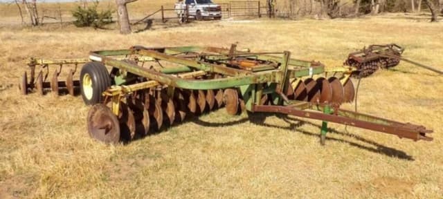 Image of John Deere T0210 equipment image 1