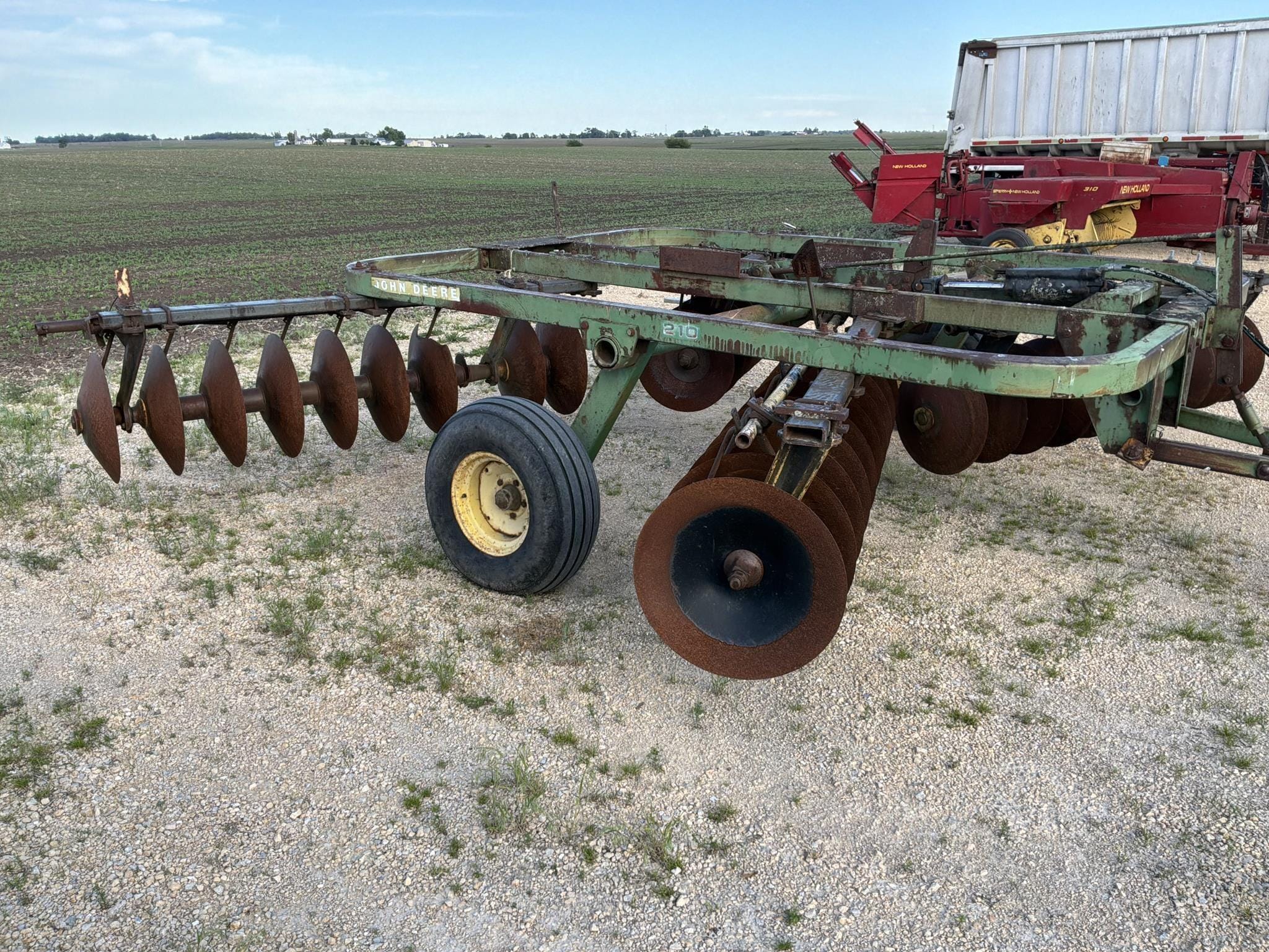 John Deere 210 Equipment Image0