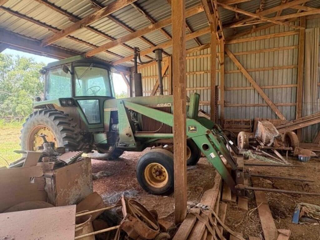 Image of John Deere 4240 Primary image