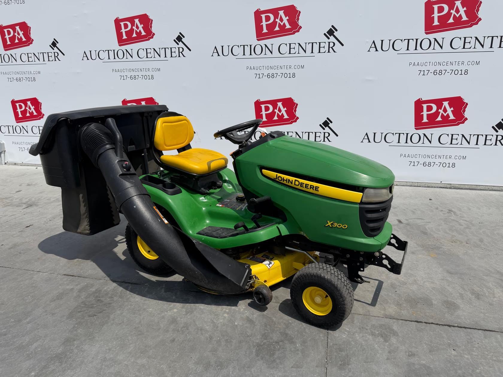 John Deere X300 Equipment Image0