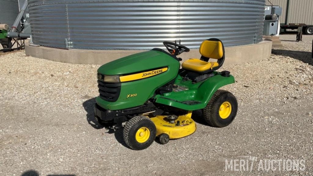 John Deere X300 Equipment Image0