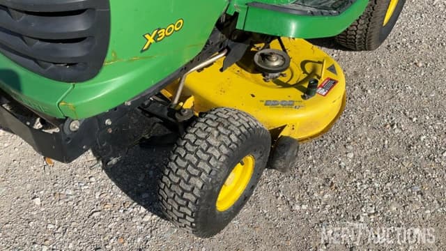 Image of John Deere X300 equipment image 4