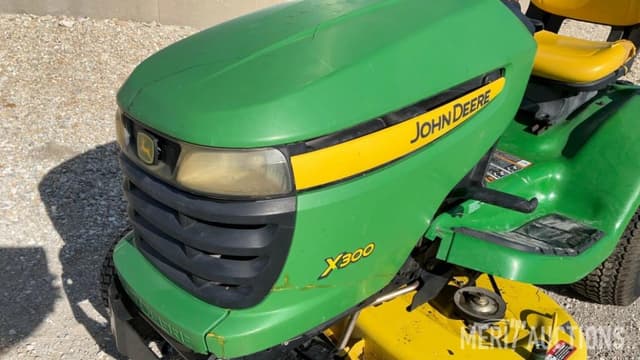Image of John Deere X300 equipment image 3