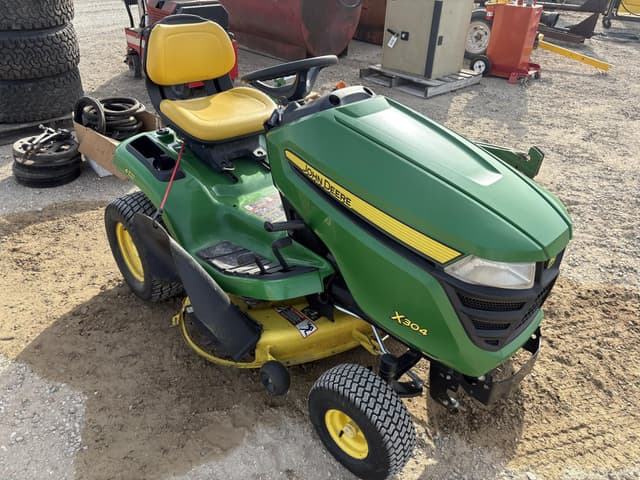 Image of John Deere X304 equipment image 1