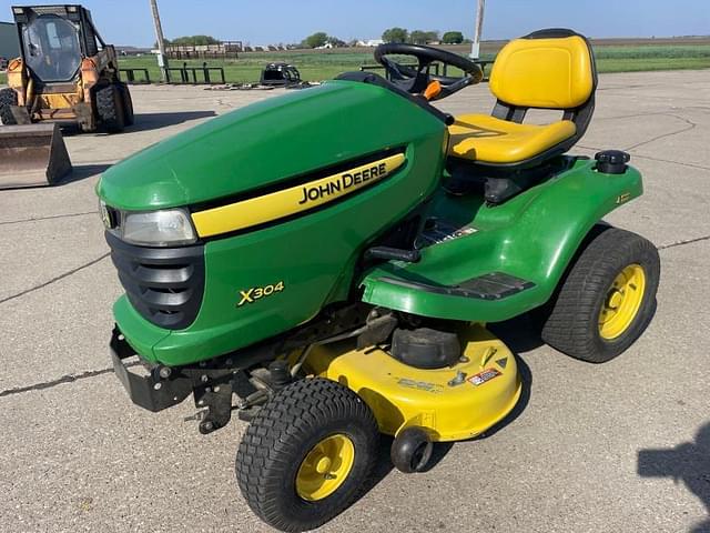 Image of John Deere X304 equipment image 1