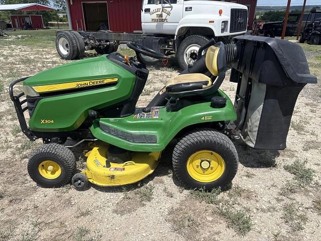 Image of John Deere X304 equipment image 1